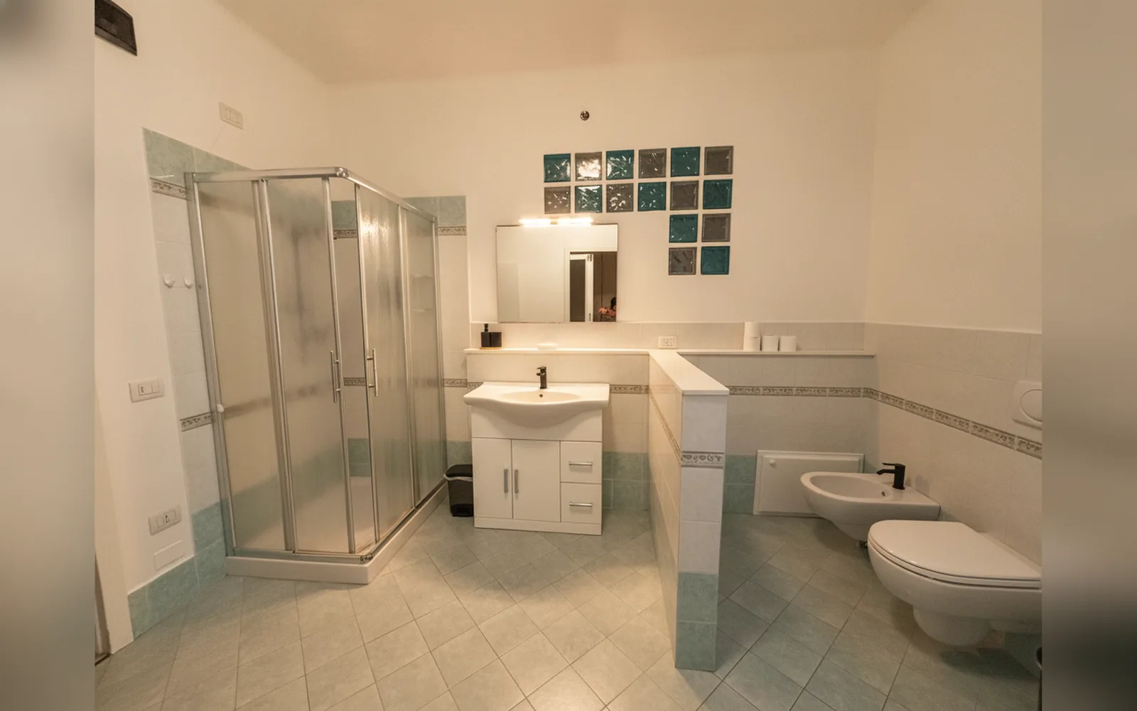 Camera con bagno privato — affittacamere vitruvio, Fano (foto 16)
