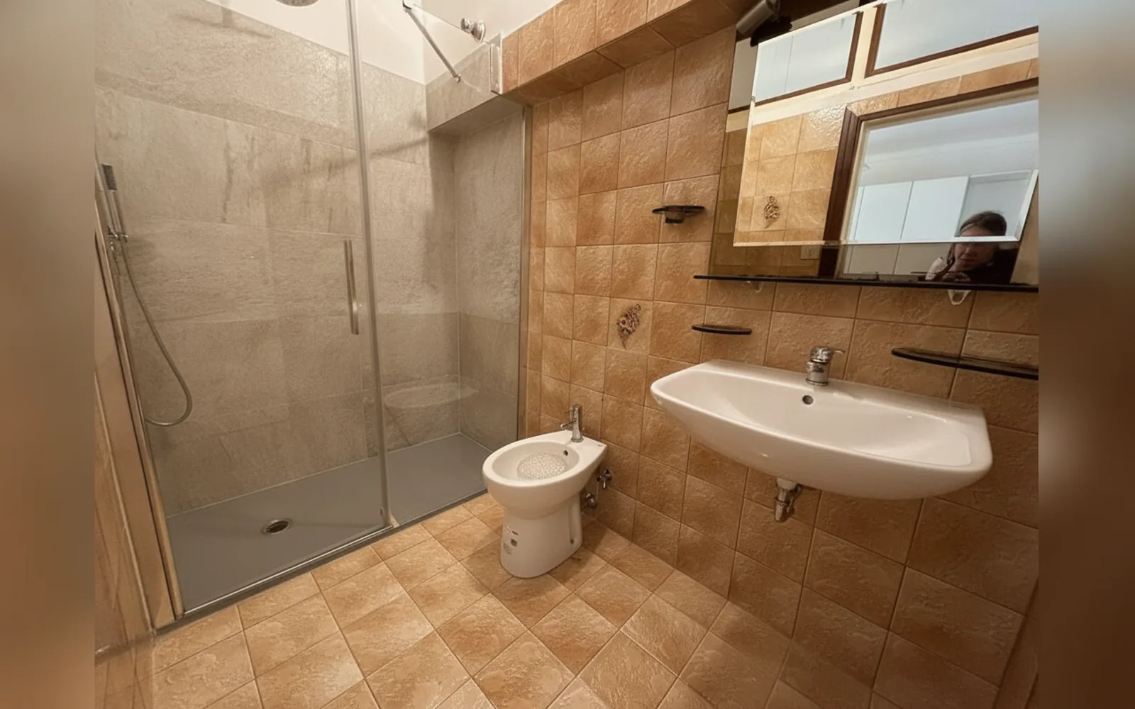 Camera con bagno privato — affittacamere vitruvio, Fano (foto 18)