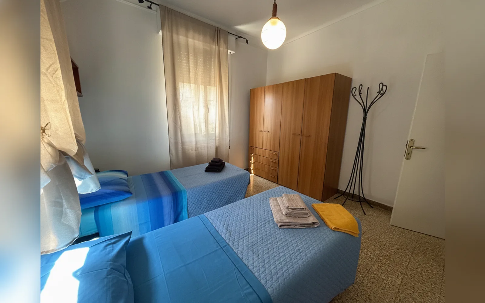 Camera con bagno privato — affittacamere vitruvio, Fano (foto 4)